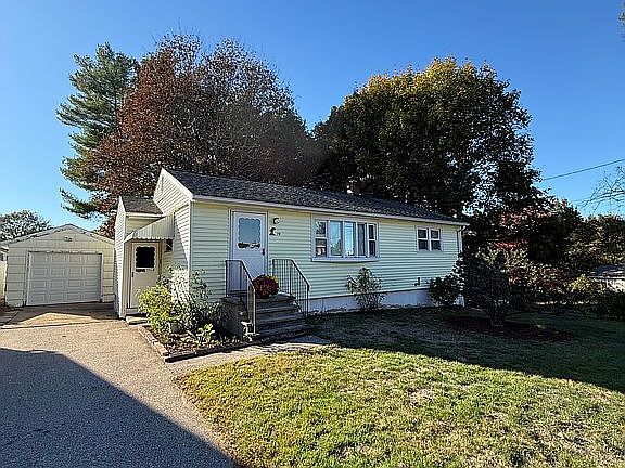 4th image of 74 Leslie Dr