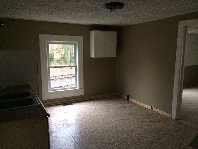 2nd image of 389 College St