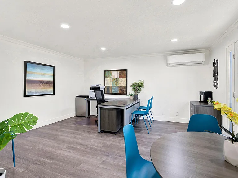 Serrano Apartments — Photo 10