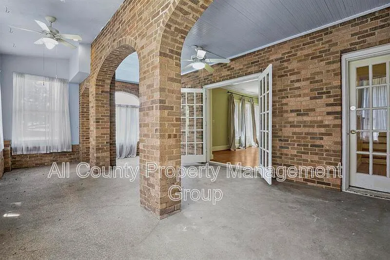 4 bed, 2.5 bath, 1964 sqft, $2,695 — Photo 2