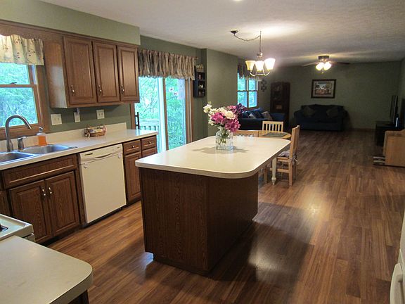 4th image of 16900 Miller Ct