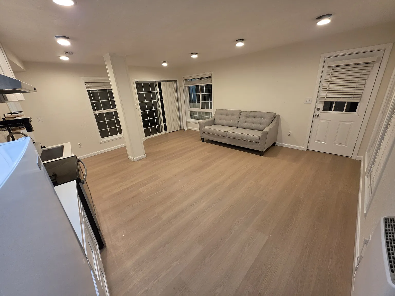 2 bed, 725 sqft, $4,700 — Photo 2