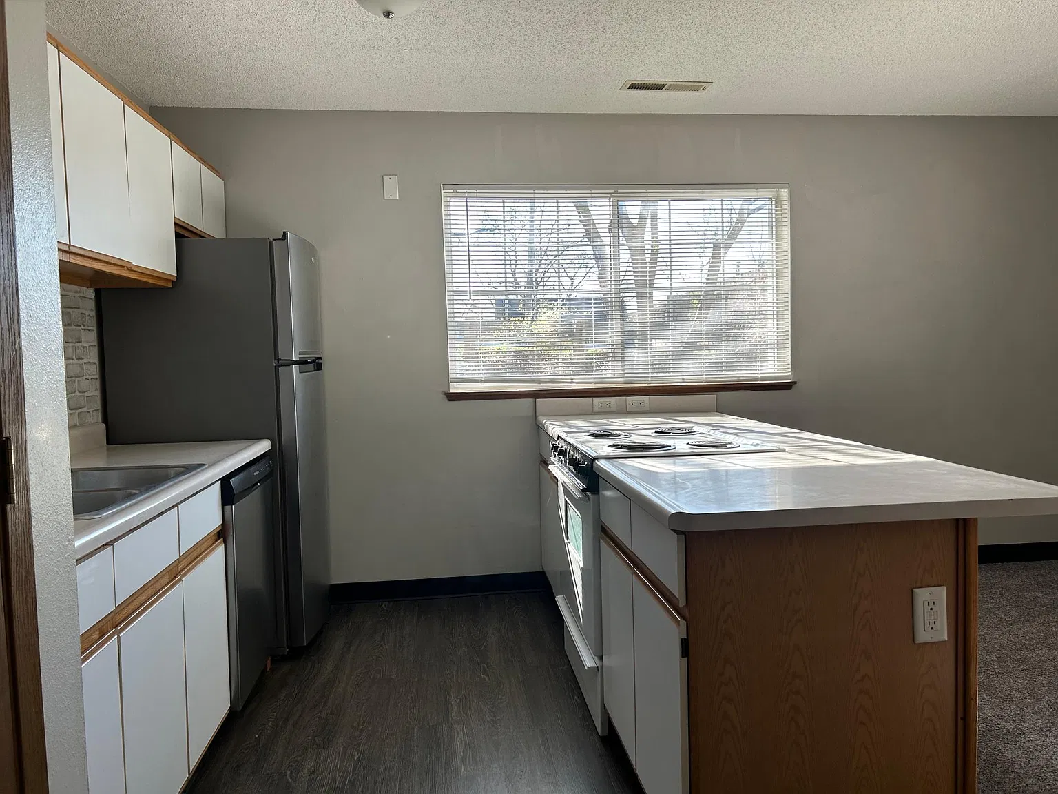3 bed, 1100 sqft, $1,700 — Photo 3