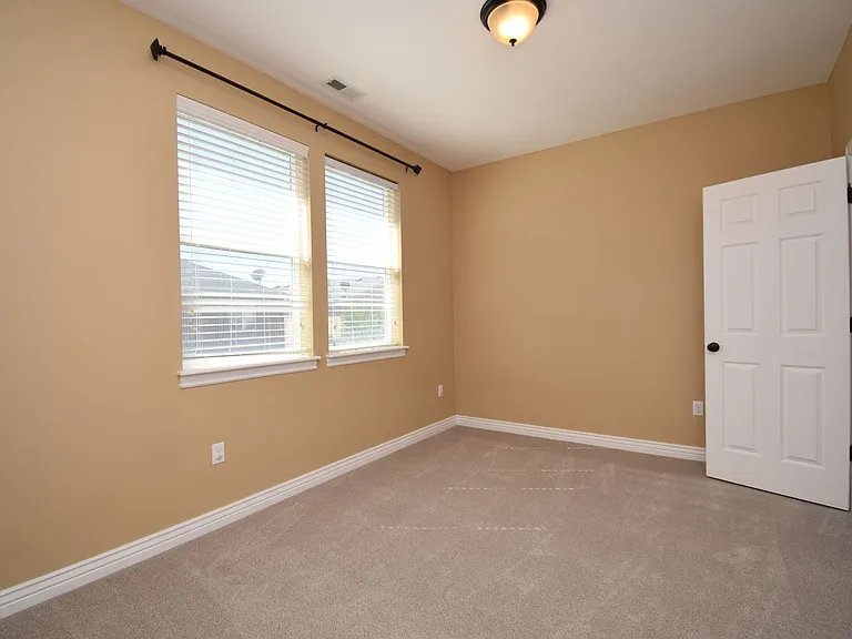 913 W Delorean Ln — Photo 13