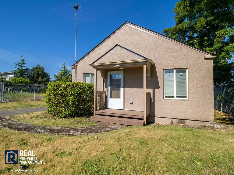 8420 1/2 S Tacoma Way — Photo 16