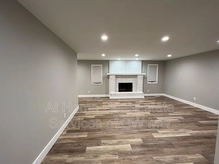 738 E Powell St — Photo 3