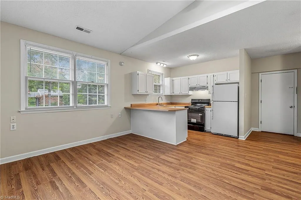 1 bed, 1.0 bath, $1,100 — Photo 2