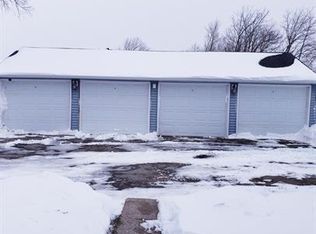 305 C Ave #2, Hiawatha, IA 52233