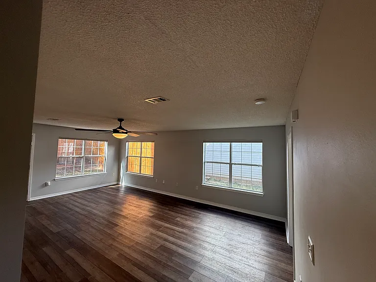 5153 Victoria Dr — Photo 19