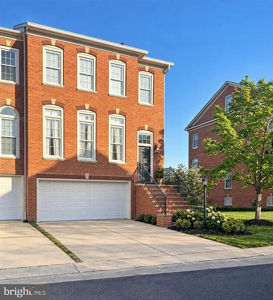 3 bed, 3.5 bath, 2588 sqft, $5,300 — Photo 1