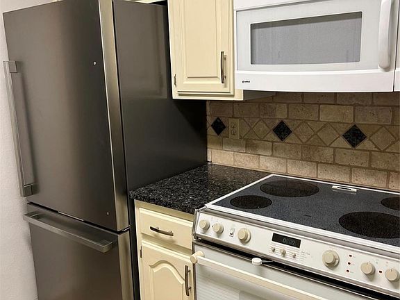3rd image of 873 Cloverleaf Ln
