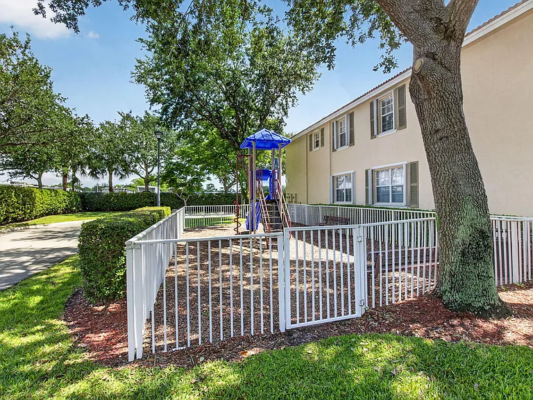 1418 W Wickham Cir #B — Photo 28