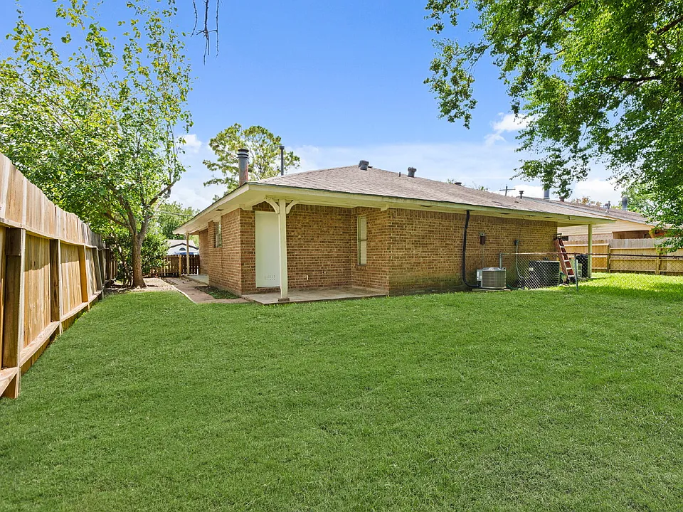 2118 N Austin Ave