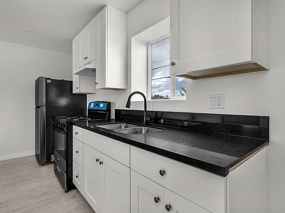 5th image of 847 1/2 W 76th St #A