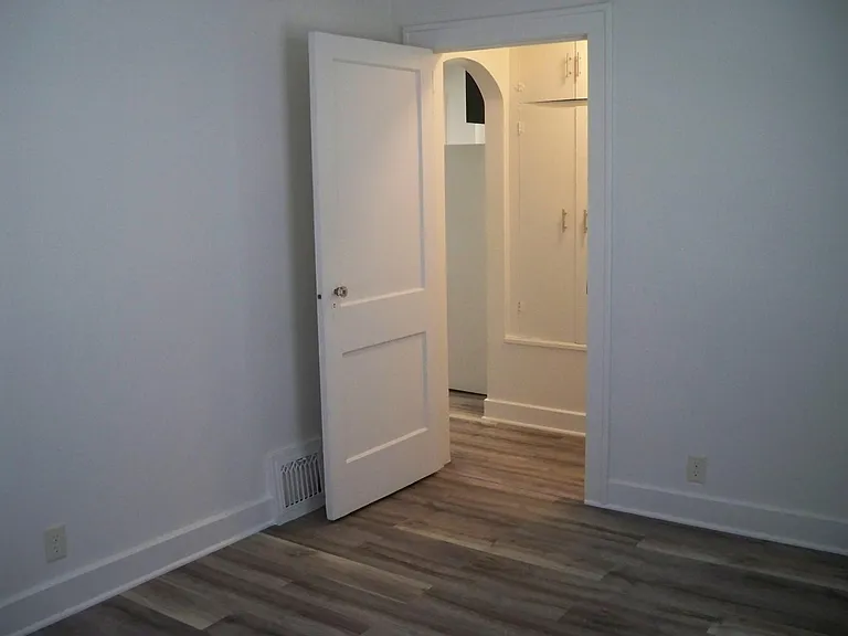1505 W Iles Ave — Photo 8