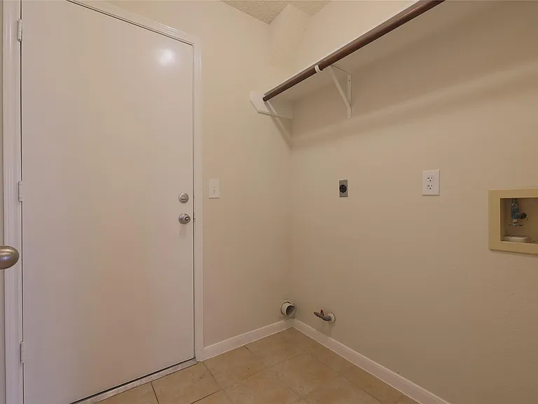 10015 Red Wolf Ln — Photo 20