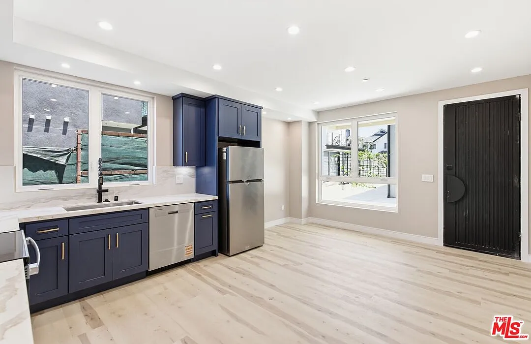 3 bed, 3.0 bath, 1200 sqft, $3,200 — Photo 4