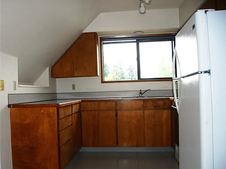 472 SE Walnut St — Photo 4