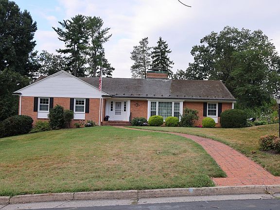 3rd image of 1075 Fairway Dr