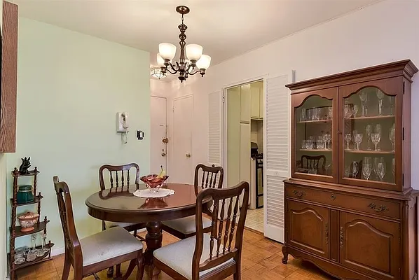 Sold by Karten Real Estate Services LLC | media 16