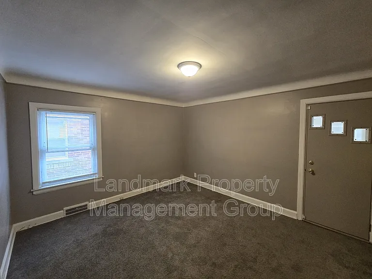 9657 E Outer Dr — Photo 15