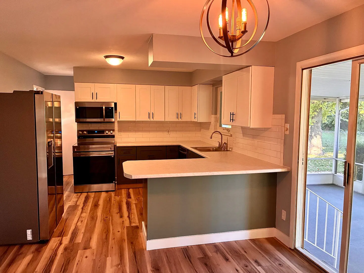 3 Bed,2 Bath,Finished Basement, Fenced Yard & Screened-In Patio! — Photo 4