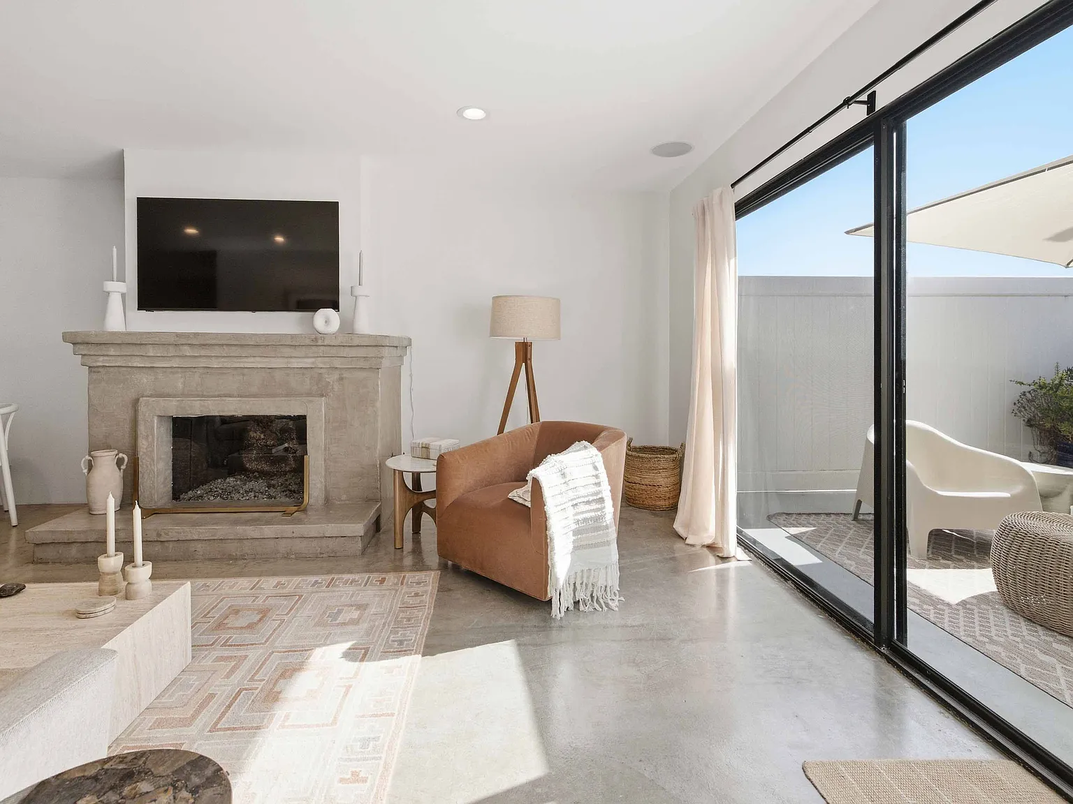 2 bed, 2.5 bath, 1200 sqft, $6,750 — Photo 4