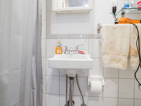 5th image of 236 E 7th St APT 2C