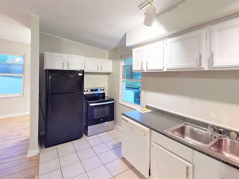 2667 Bellevue Ave #3 — Photo 4