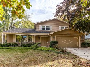 3249 River Falls Dr, Northbrook, IL