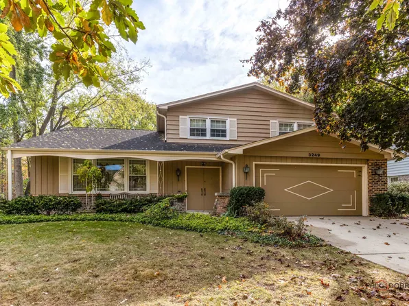 3249 River Falls Dr, Northbrook, IL 60062