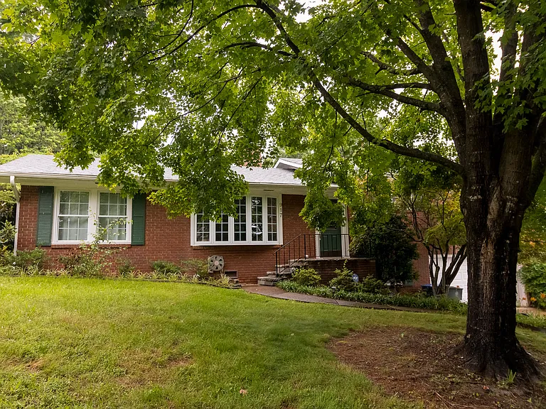 917 Brynwood Dr — Photo 3