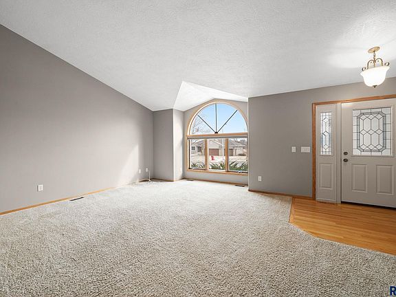 4th image of 2409 S Grinnell Ave