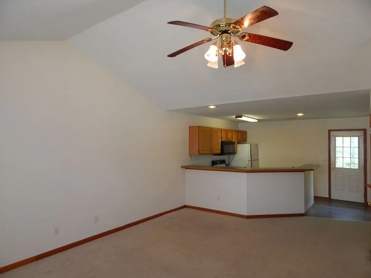 Building Photo - 1405 Godas Dr