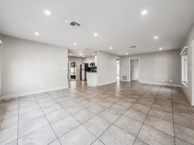 4800 NE 4th Ave — Photo 12