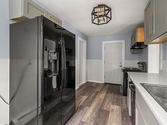 5th image of 83 Court St