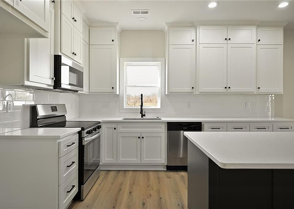 1st image of 704 Colony Ave