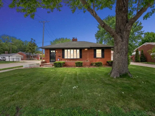 20221 E Eleven Mile Rd, Saint Clair Shores, MI 48081