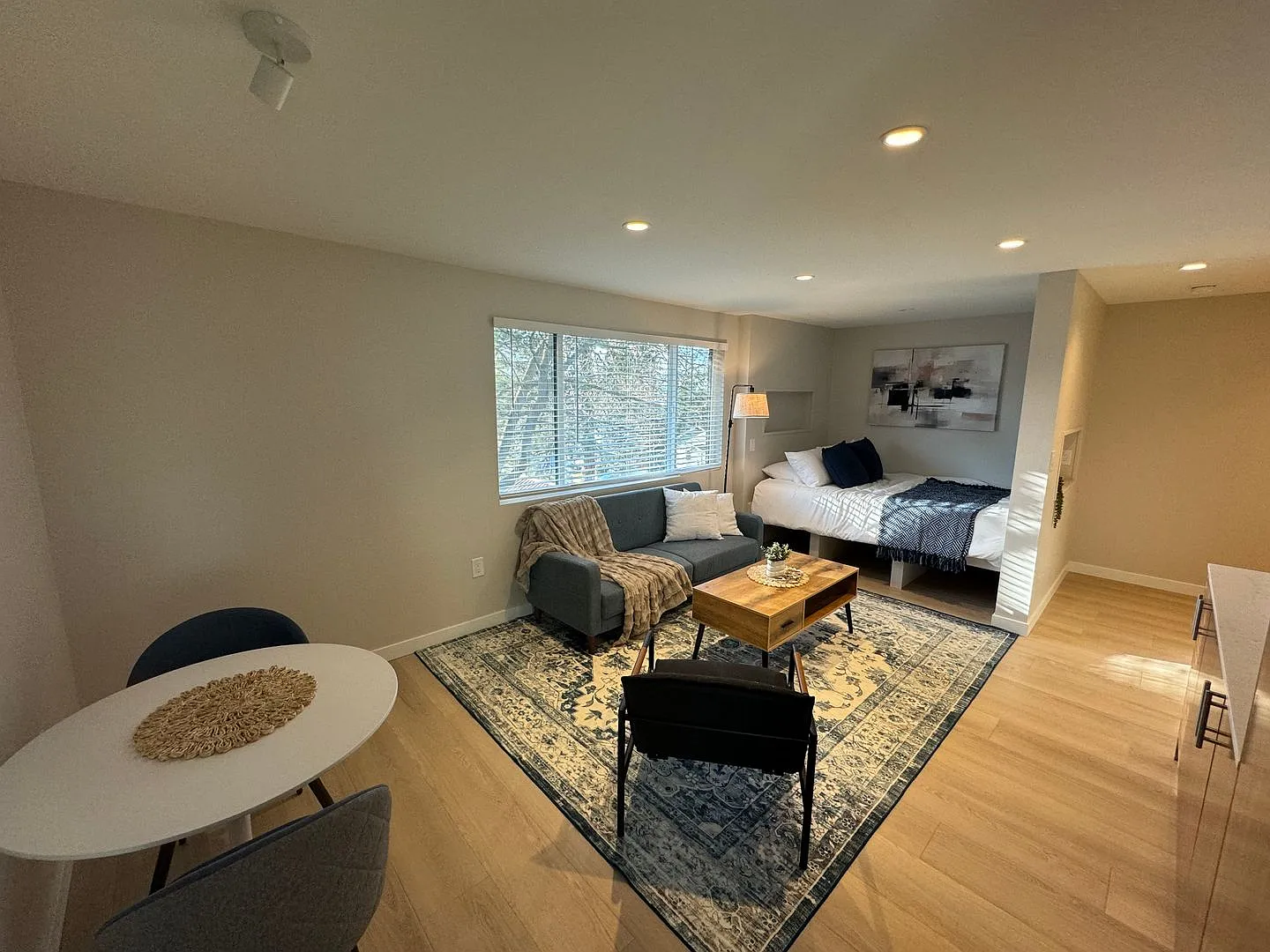 McKinnley Apartments - Luxury Studios! — Photo 2
