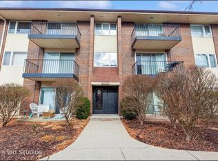 5S066 Pebblewood Ln APT B9, Naperville, IL 60563