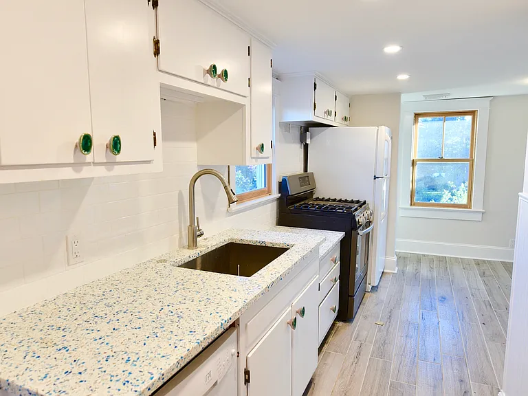 557 Lake Ave — Photo 43