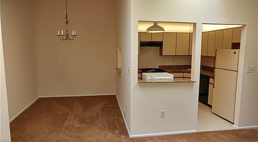 4th image of 261 Hampshire Ct