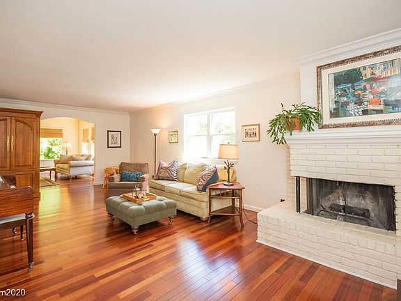 4th image of 2617 W Castle Ct