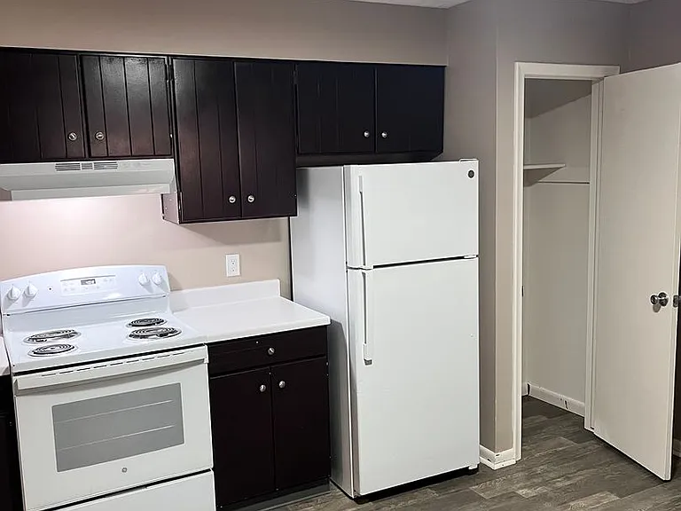 Bristol Square Apartments — Photo 289