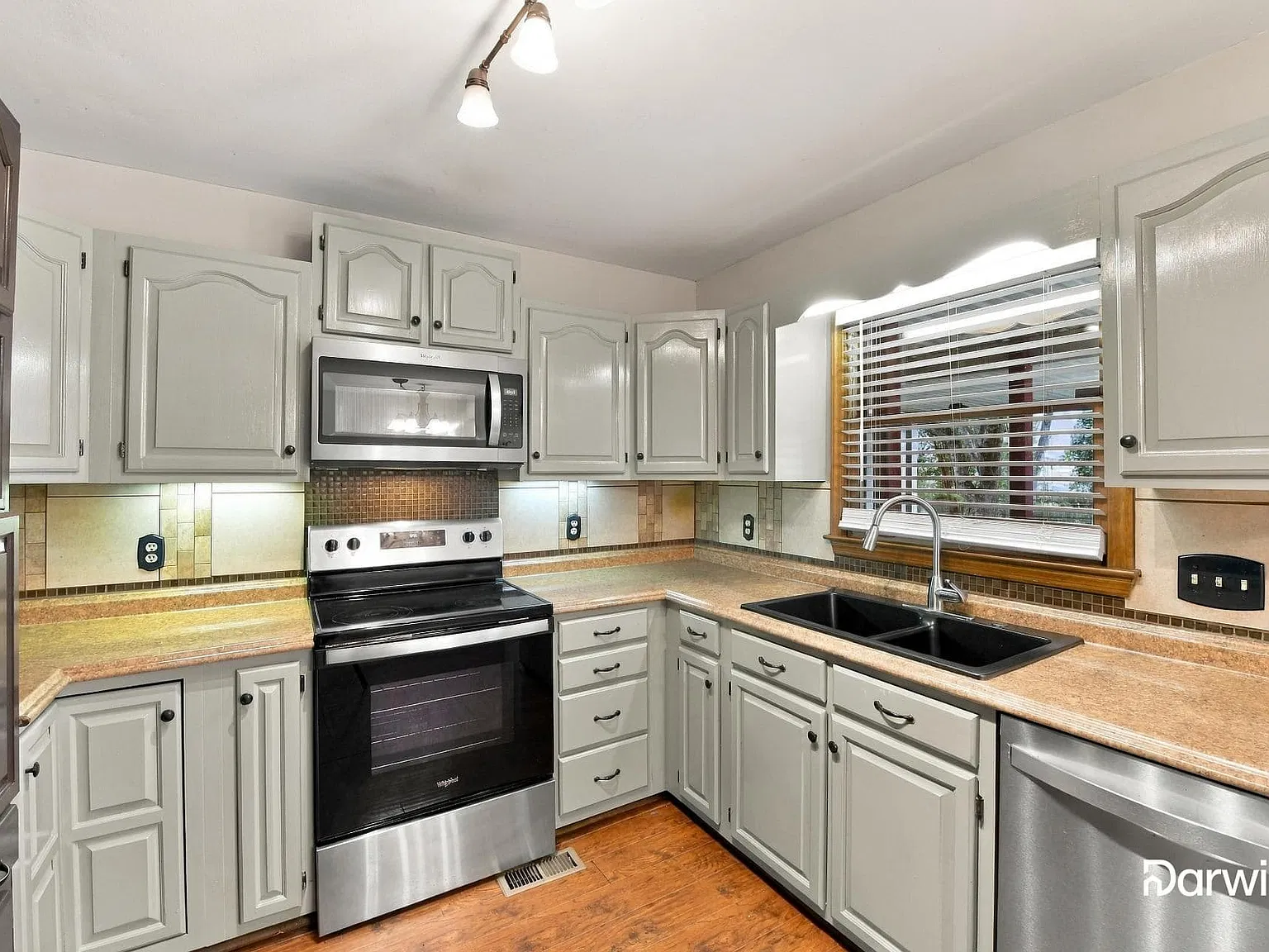 3 bed, 2.0 bath, 1658 sqft, $2,190 — Photo 2