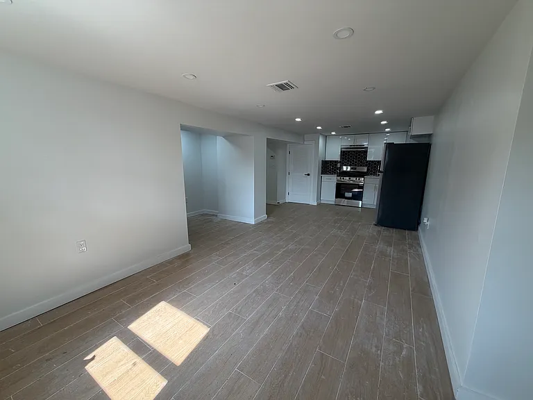 181 Woodside Ave #BASEMENT — Photo 3