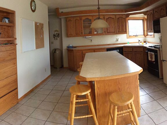Kitchen w/island