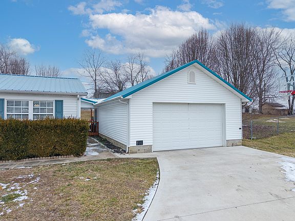 4th image of 100 Dogwood Ln