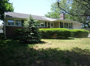8 Nancy Ct, Glen Cove, NY 11542
