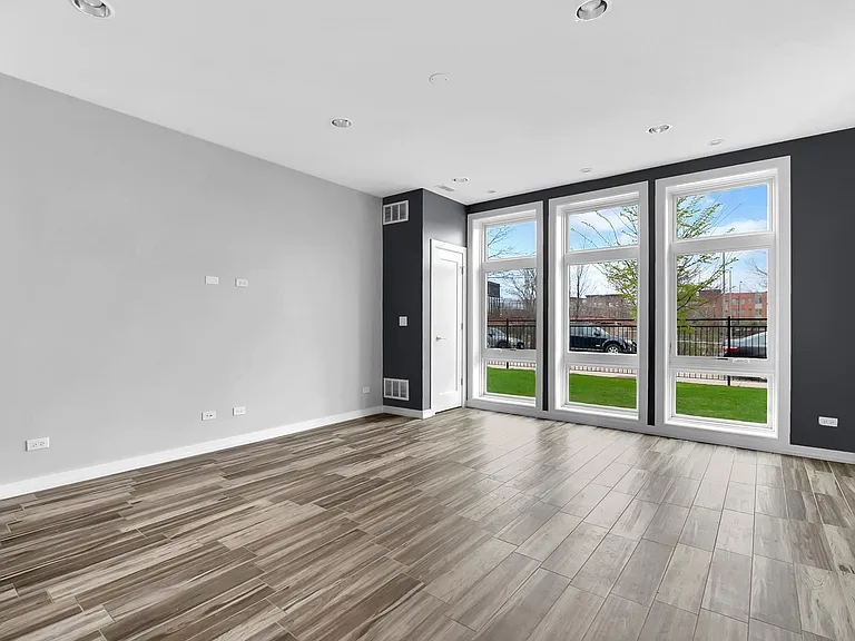 2545 W Congress Pkwy #1W — Photo 2